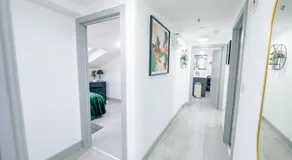 3 Bedrooms Luxury Apartment with Free Street Parking and Fast WiFi - Image 5