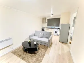 Ground Floor flat Nr. Heathrow with Free Parking - Image 2