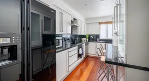 Stylish Deluxe 2BR Duplex - Parking - Near Canary Wharf - Image 4