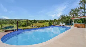 Gympie Luxury Caravan with ensuite bathroom - Image 3