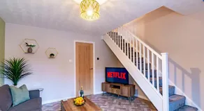 Modern 2-Bed Home with Free Parking Near Peak District - Image 4