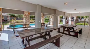 Upmarket Ultra Modern Sandton Apartment - Image 5