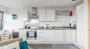Central Reading, 2 Bedroom Apartment, Secure Parking, Skyline View - Image 5