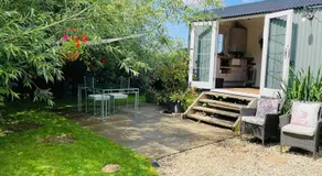Romantic Shepherds Hut with Hot Tub, Rural Cheshire - Image 4