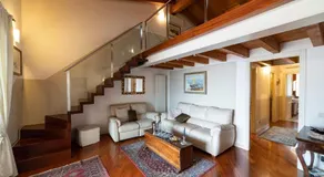 ROMANTIC LAKE VIEW HOUSE - Image 2