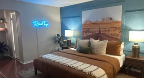 El Trovatore Motel - Image 2