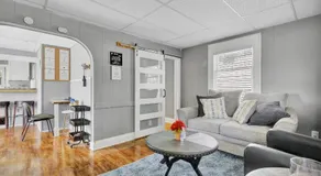 Charming 1 Bedroom, Apartment House in Lansing - Image 2