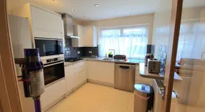 London Luxury 2 Bedroom Flat Sleeps 8 free parking - Image 4