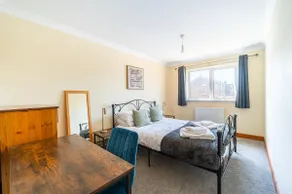 Spacious & Elegant 3BR Home Near Ipswich City Centre - Image 2