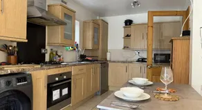 Caterham 3 Bed House, Free on street Parking - Image 2