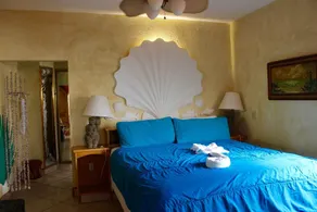 Mid-century Ocean View Apartment - Image 2