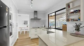Springfield 4BR Air Conditioned with BBQ and Patio - Image 3