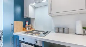 Modern 2 Bedroom Apartment in City Centre Free Parking with Fast WiFi Near Arena - Image 5