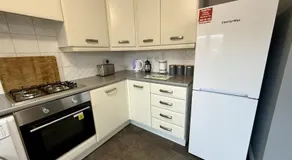 3 bedroom hse with parking & garden sleeps 5 - Image 5