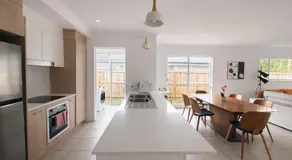 Modern 4-Bedroom Family Home in Park Ridge - Parking Included - Image 5