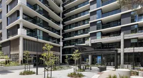 Free parking - trackside apartment with pool, gym - Image 4