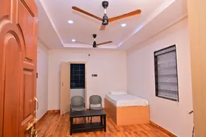 Swagan Home Stays Air Conditioned Deluxe ONE BED ROOM Studio Apartment - Image 3