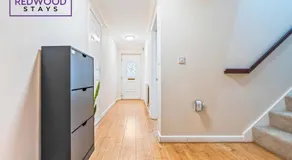 BRAND NEW! Spacious & Modern Serviced Home - 3x Free Parking - by Redwood Stays - Image 3