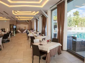 4 SPA Hotel - Image 3