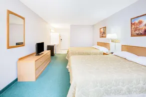 Super 8 by Wyndham Brooklyn - Image 5