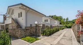 HOST4U - Garda Lake Lido Apartments With Pool, Garden and Private Parking in Garage - Image 4