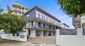 Central Redcliffe Coastal Home Walk to Beach - Image 5