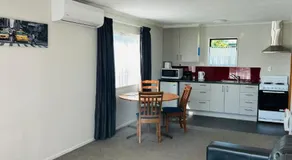 Academy Lodge Motel - Image 2