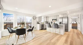 Step-Free 2BR Retreat w Panoramic Views on Deck - Image 3