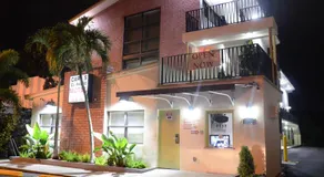 Carl's El Padre Motel - Image 3