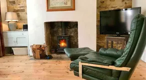Beachfront apartment with wood burner & courtyard - Image 2