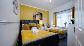 The Gillings 5 Bedrooms great for Teams & Long-term - Image 2
