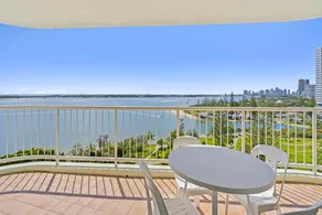 Bright 2 Bed Apartment with Ocean Views - Image 4