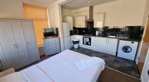 Spacious 3 Bed Apartment in Halifax Centre - Image 4