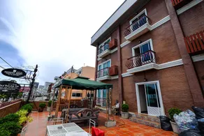 Red Balcony Hotel - Image 3