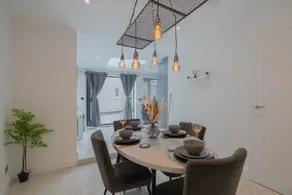 Delightful & Classy 3BR Home by D3 Short Stay Sleeps 9 Parking & Wi-Fi - Image 3