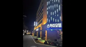 Sky Motel - Image 5