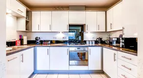Entire 2 Bed Flat Contractors Families and Relocators - Image 4