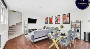 Large 3 Bedroom 2 Bath Townhouse Clost to The City of London - Image 3