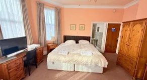 Hylands Hotel Spacious & Bright Triple Room with Ensuite Bathroom and Free Parking - Image 5