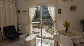 Logement cosy avec piscine chauffée, jacuzzi, jardin et climatisation - Image 3