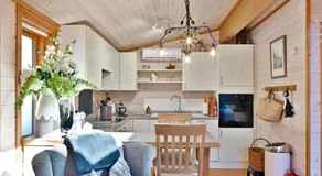 The Lodge - Luxury Lodge with Super King Size Bed, Kitchen & Shower Room - Image 3