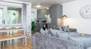 Spacious Home near Heathrow & Windsor with Parking - Image 2