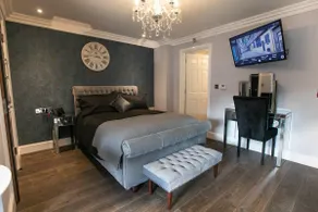 Norwich Castle. Unique serviced apartment. - Image 2