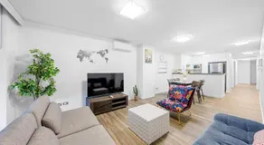 2BR & 1 Parking & Near Darling Harbour & Central - Image 2
