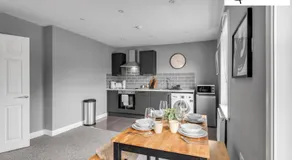 Stylish 2 Bed, 2 Bath Apartment with Free Parking - Image 3