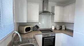 Modern-Wohnung-Apartment-Ensuite mit Bad - Image 2