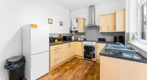 Comfortable 4 Bed Home - Free Parking & Fast WiFi - Image 4