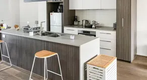 Private Room & Ensuite, in hosted-shared Modern 2 bedroom Apartment - full use of all home facilities - Image 3