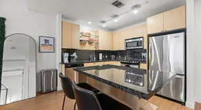 Modern Downtown Dallas City View High-Rise, Free Parking, Pool, Gym - Image 5