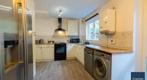 Camberley Spacious and Comfy 3 Bedroom Home, Next to Frimley Hospital with Parking - Image 5